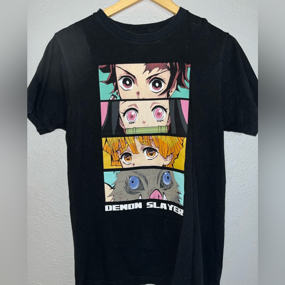 Demon Slayer t shirt. Medium